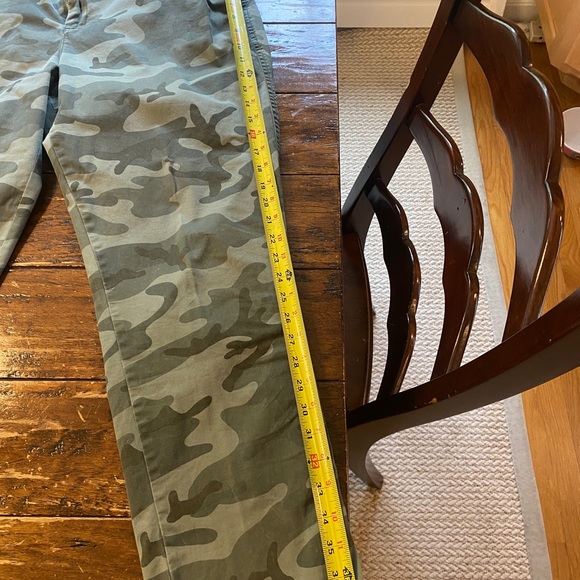 Gap camo girlfriend chino - Picture 2 of 4